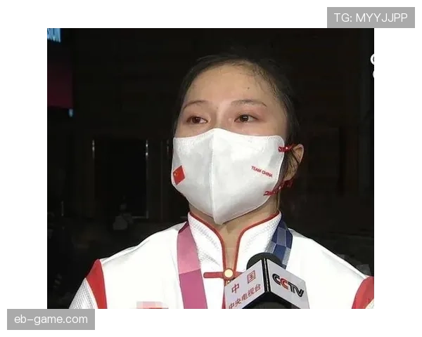 廖秋云穿运动装去逛街，旁边那普通包包真没想到她居然舍得背出门？